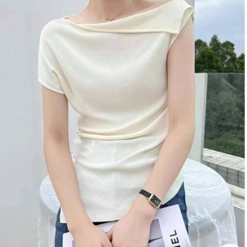 تيشيرت بأكمام قصيرة وكتف واحد