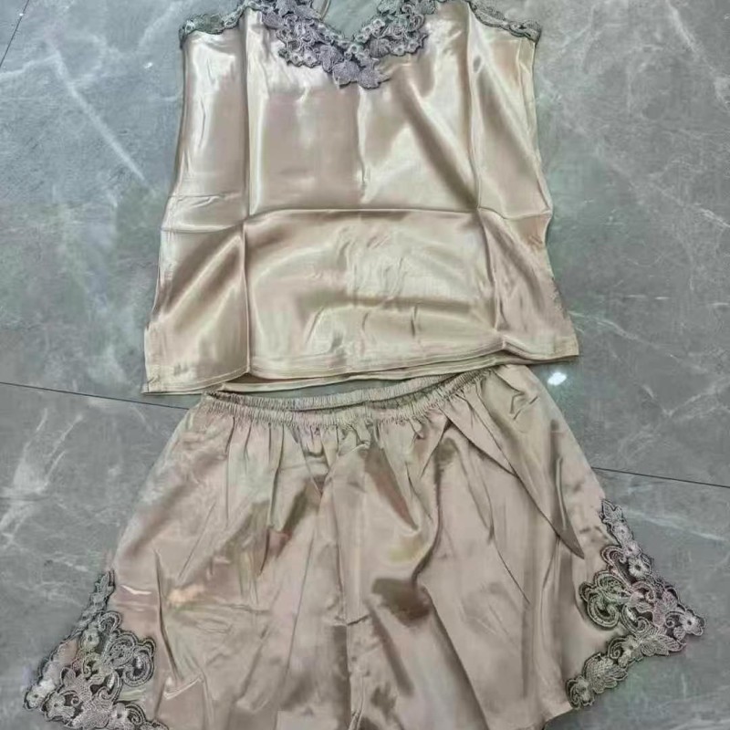 طقم ملابس نوم من بلوزة وشورت كامي من الساتان والدانتيل طقم ملابس نوم من بلوزة وشورت كامي من الساتان والدانتيل