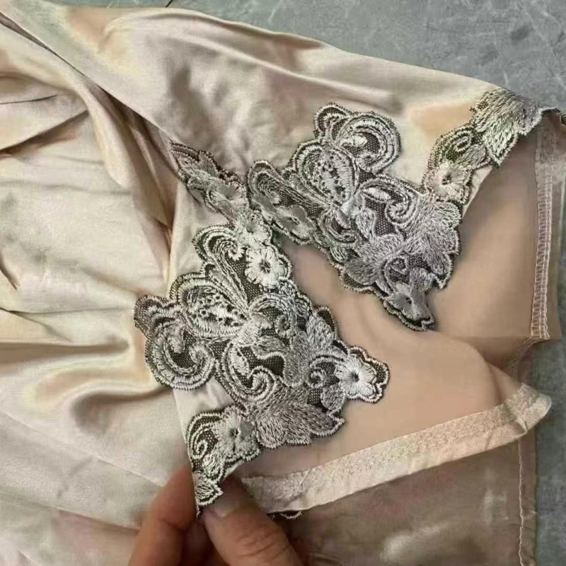 طقم ملابس نوم من بلوزة وشورت كامي من الساتان والدانتيل طقم ملابس نوم من بلوزة وشورت كامي من الساتان والدانتيل