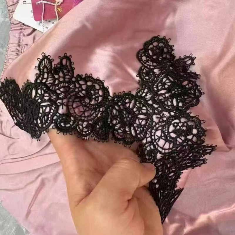طقم ملابس نوم من بلوزة وشورت كامي من الساتان والدانتيل طقم ملابس نوم من بلوزة وشورت كامي من الساتان والدانتيل
