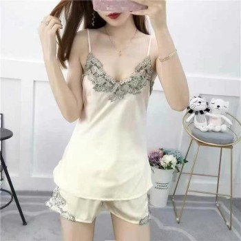 طقم ملابس نوم من بلوزة وشورت كامي من الساتان والدانتيل طقم ملابس نوم من بلوزة وشورت كامي من الساتان والدانتيل