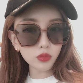 نظارات شمسية عصرية منوعة للرجال والنساء