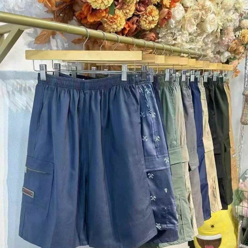 بنطلون شورت متعدد الجيوب بخصر مرن بنطلون شورت متعدد الجيوب بخصر مرن