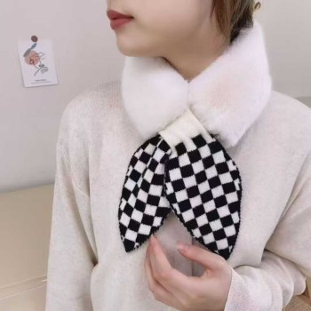 وشاح قطيفة مطرز بخيوط متقاطعة