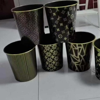 سلة مهملات بلاستيكية صغيرة منقوشة عالية الجودة