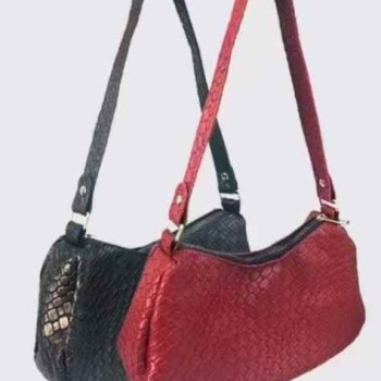 حقيبة كتف. مصنوعة من الجلود الصناعية ذات جودة عالية