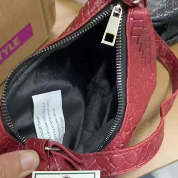 حقيبة كتف. مصنوعة من الجلود الصناعية ذات جودة عالية