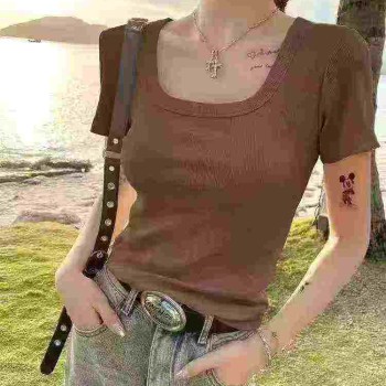 تيشيرت نسائي بسيط وأنيق