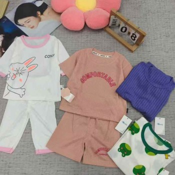 تشكيلة منوعة من أطقم ملابس أطفال  تشكيلة منوعة من أطقم ملابس أطفال