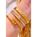 المجوهرات بالطلاء الذهبي