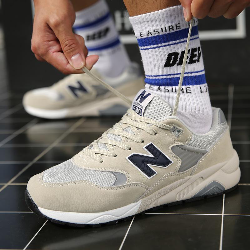 أحذية رياضية رجالية ونسائية كلاسيكية  منوعة