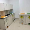 OEM مجموعة كاملة من HPL خزانة تخزين النفايات الطبية القمامة مع حوض 12 مم HPL أثاث للمستشفى