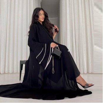 الملابس العربية, عباءة سوداء محتشمة ارديجان مطرزة بالخرزال