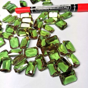 أحجار متغيرة اللون من أحجار الزولتانيت على شكل كمثرى