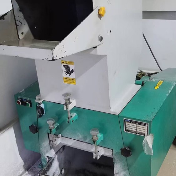 كسارة بلاستيكية صغيرة بقوة 15 حصانًا لسحق نفايات الزجاجات البلاستيكية