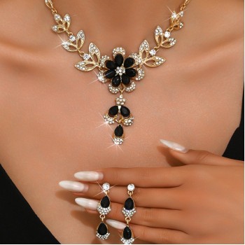 طقم قلادة وأقراط من حبيبات ماسية بتصميم كلاسيكي وبسلسلة مطلية 