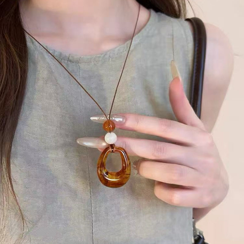 زن الصينية الجديدة قلادة من النحاس ريشة البوهيمي الرياح الوطنية للمرأة طبقة مزدوجة مطوية طويلة سترة سلسلة التبعي