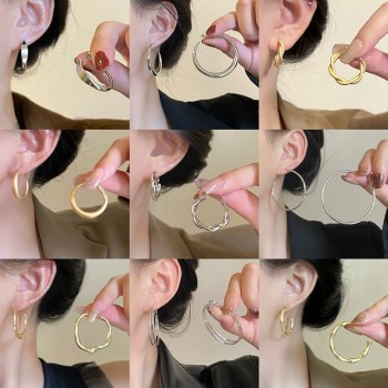 أقراط معدنية دائرية مطلية بالذهب والفضة على اساس من الستانليس ستيل