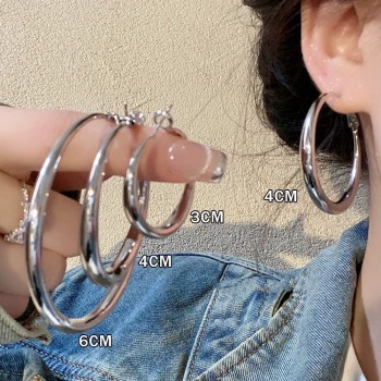 أقراط معدنية دائرية مطلية بالذهب والفضة على اساس من الستانليس ستيل