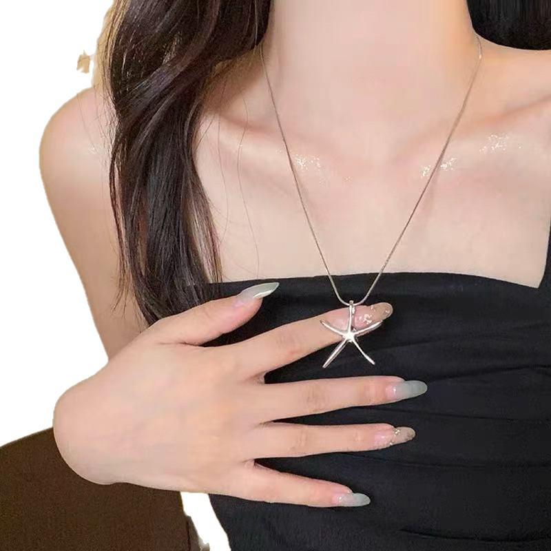 زن الصينية الجديدة قلادة من النحاس ريشة البوهيمي الرياح الوطنية للمرأة طبقة مزدوجة مطوية طويلة سترة سلسلة التبعي