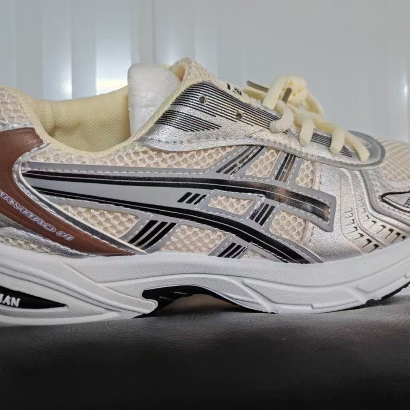 أحذية رياضية رجالية ونسائية كلاسيكية  منوعة