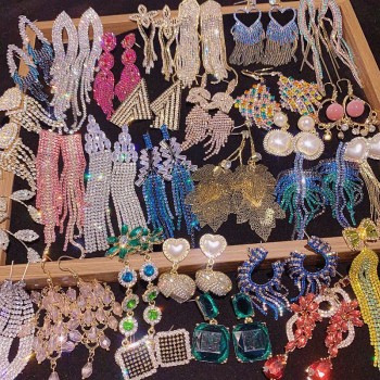 أقراط طويلة ومنوعة ذات جودة عالية مكونة من حجر الراين, اللؤلؤ و الكرستال الماسي, والأبرة من الفضة