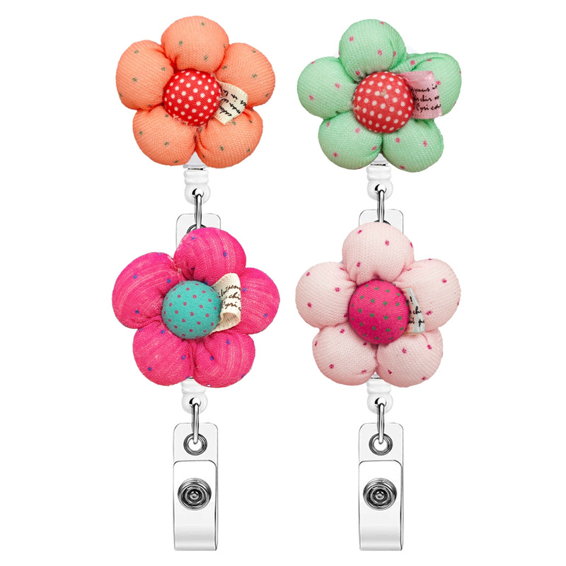 مشبك قابل للسحب من القماش مع زهرة حمراء صغيرة منقطة، سهل السحب بزاوية 360 درجة، شارة طبيب وممرضة وطالب