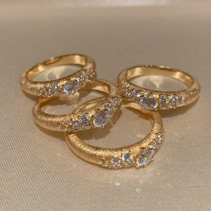 خاتم نهر النجوم المتناثرة الذهبي المرصع