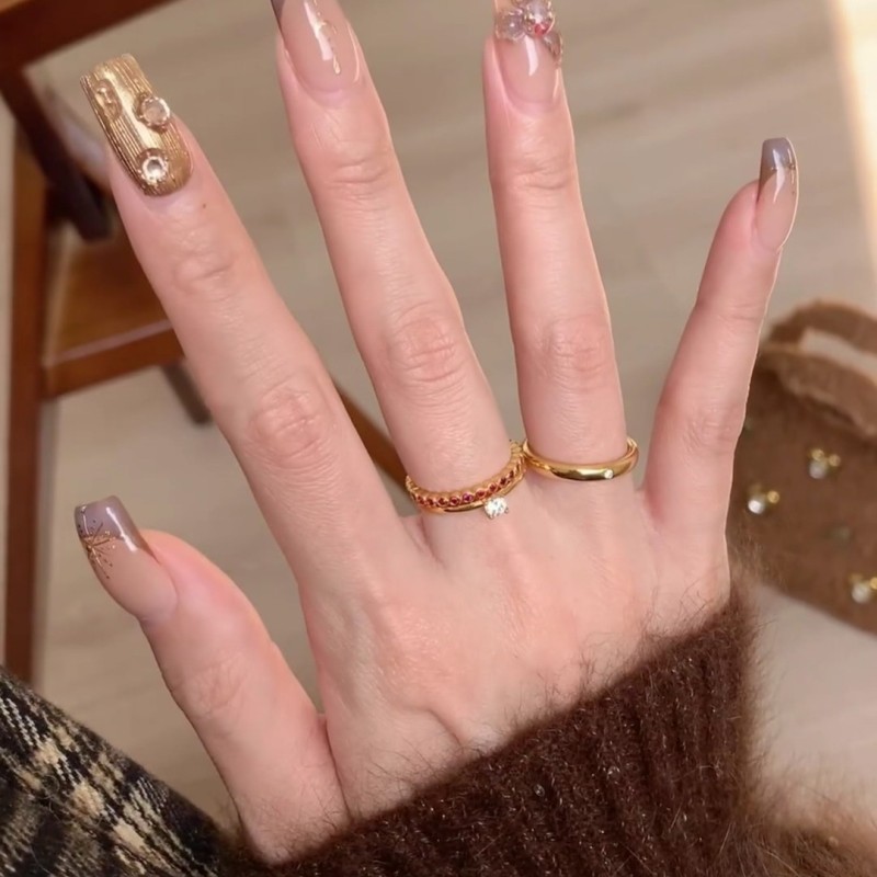 طقم من ثلاث قطع ~ خاتم ذهبي دائري مرصّع بنقاط ألماس حمراء ناعمة للنساء، ألماس متلألئ، صغير وعالي الجودة، خاتم كنز أحمر مكدس