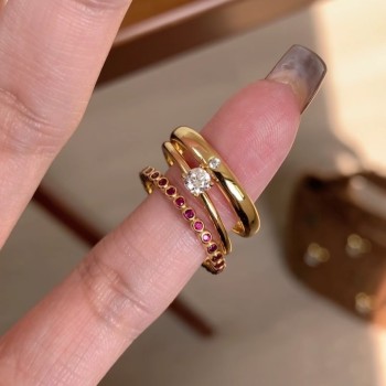 طقم من ثلاث قطع ~ خاتم ذهبي دائري مرصّع بنقاط ألماس حمراء ناعمة للنساء، ألماس متلألئ، صغير وعالي الجودة، خاتم كنز أحمر مكدس