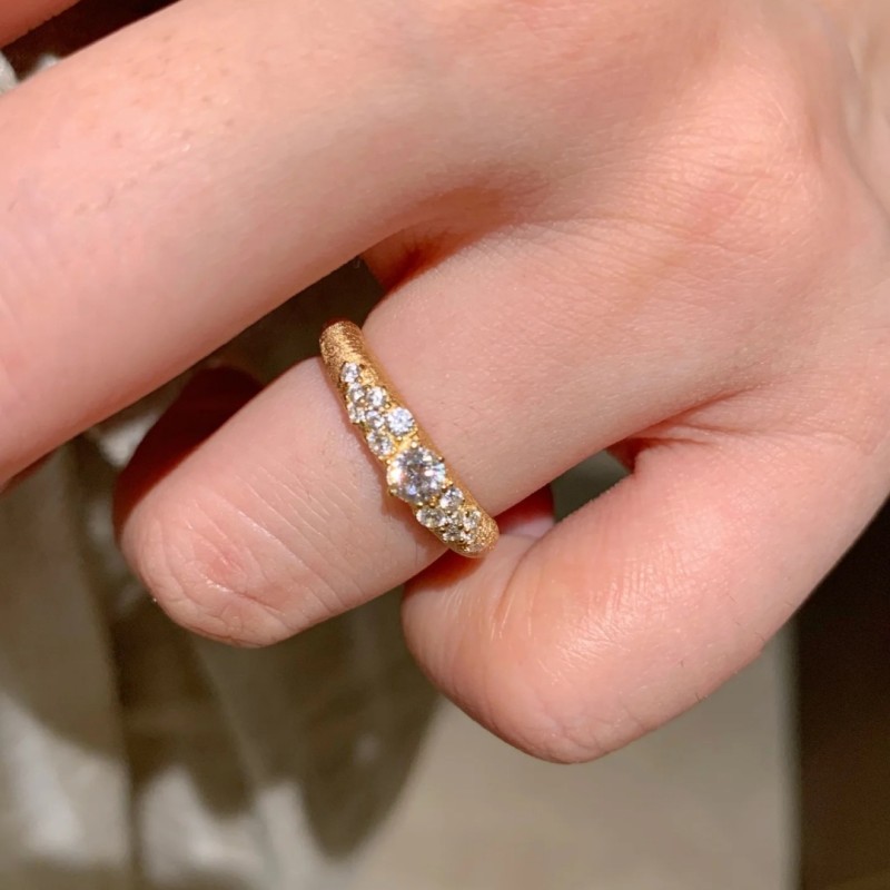 خاتم نهر النجوم المتناثرة الذهبي المرصع