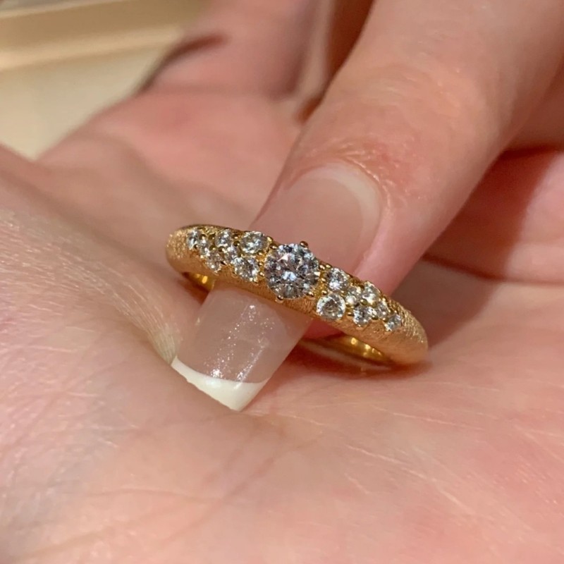 خاتم نهر النجوم المتناثرة الذهبي المرصع