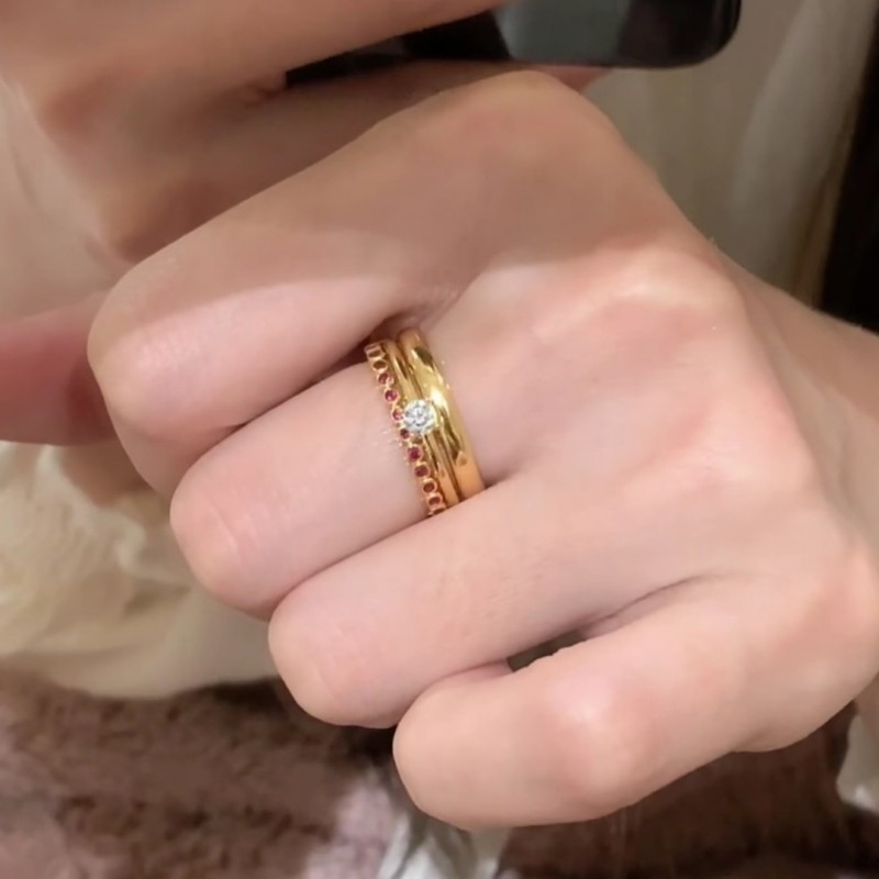 طقم من ثلاث قطع ~ خاتم ذهبي دائري مرصّع بنقاط ألماس حمراء ناعمة للنساء، ألماس متلألئ، صغير وعالي الجودة، خاتم كنز أحمر مكدس