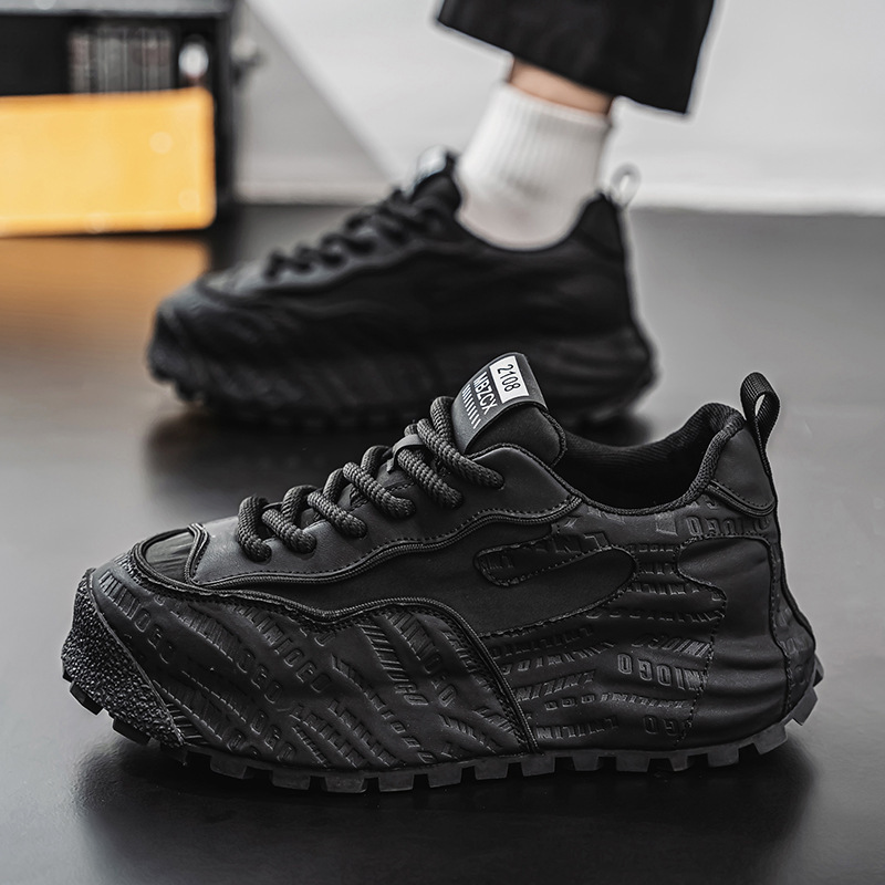 حذاء رجالي بتصميم جديد يسمح بمرور الهواء ومناسب لممارسة رياضة المشي والتنزه  