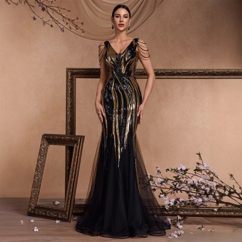 فستان سهرة أسود بتصميم ذيل السمكة، مزين بالخرز، بفتحة رقبة على شكل حرف V، وظهر على شكل حرف V، رائج بين نساء أوروبا وأمريكا.