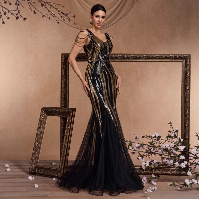 فستان سهرة أسود بتصميم ذيل السمكة، مزين بالخرز، بفتحة رقبة على شكل حرف V، وظهر على شكل حرف V، رائج بين نساء أوروبا وأمريكا.