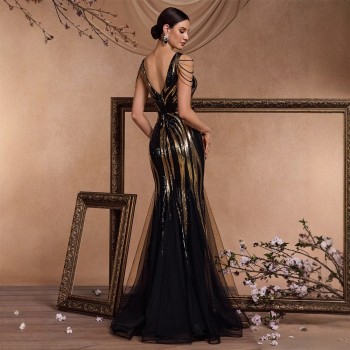 فستان سهرة أسود بتصميم ذيل السمكة، مزين بالخرز، بفتحة رقبة على شكل حرف V، وظهر على شكل حرف V، رائج بين نساء أوروبا وأمريكا.