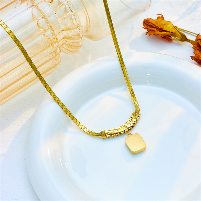 أوروبا والولايات المتحدة أزياء عالية الجودة ضوء الشعور ترف الرياح الزمرد مكعب السكر الزركون قلادة الترقوة سلسلة القرط سوار مجموعة من ثلاث قطع