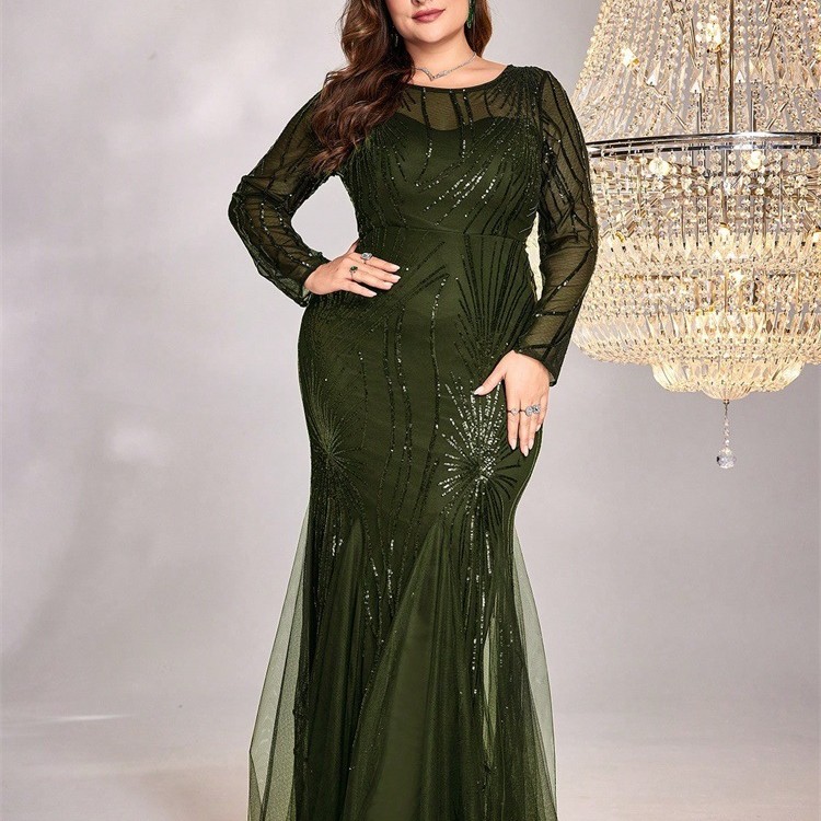 فستان جديد بمقاسات كبيرة مزين بالترتر، بياقة دائرية، بتصميم أنيق وقصة ضيقة وذيل سمكة، مناسب لوصيفات العروس، ولحفلات الزفاف والمناسبات المسائية.