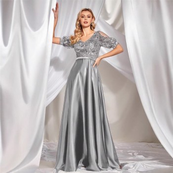 فستان طويل بفتحة صدر على شكل حرف V، بأكمام قصيرة، مطرز بالخرز، بقصة ضيقة وذيل سمكة، مناسب لحفلات الزفاف والمناسبات المسائية.