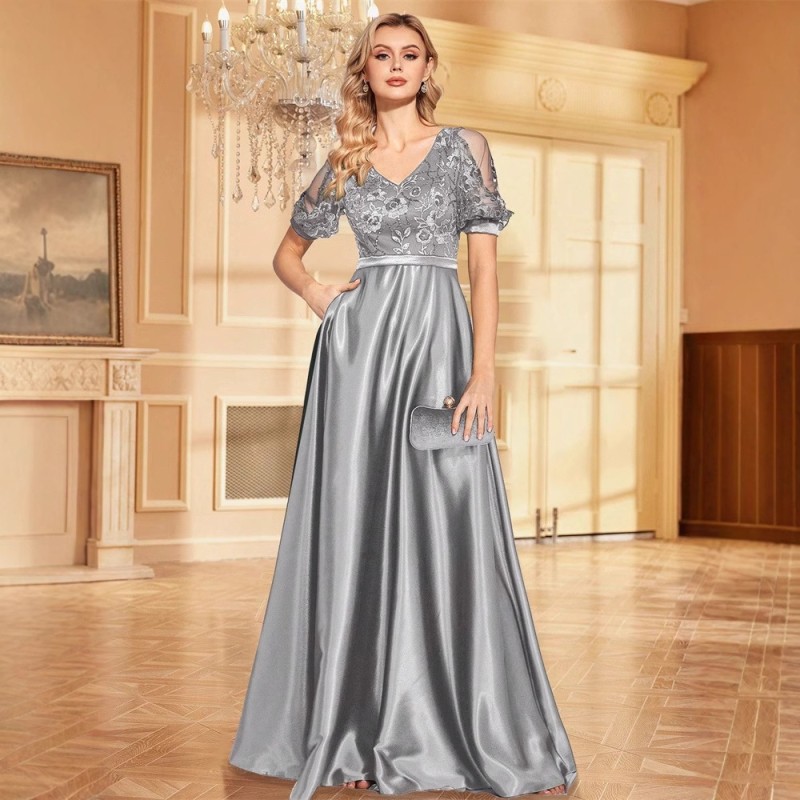 فستان طويل بفتحة صدر على شكل حرف V، بأكمام قصيرة، مطرز بالخرز، بقصة ضيقة وذيل سمكة، مناسب لحفلات الزفاف والمناسبات المسائية.