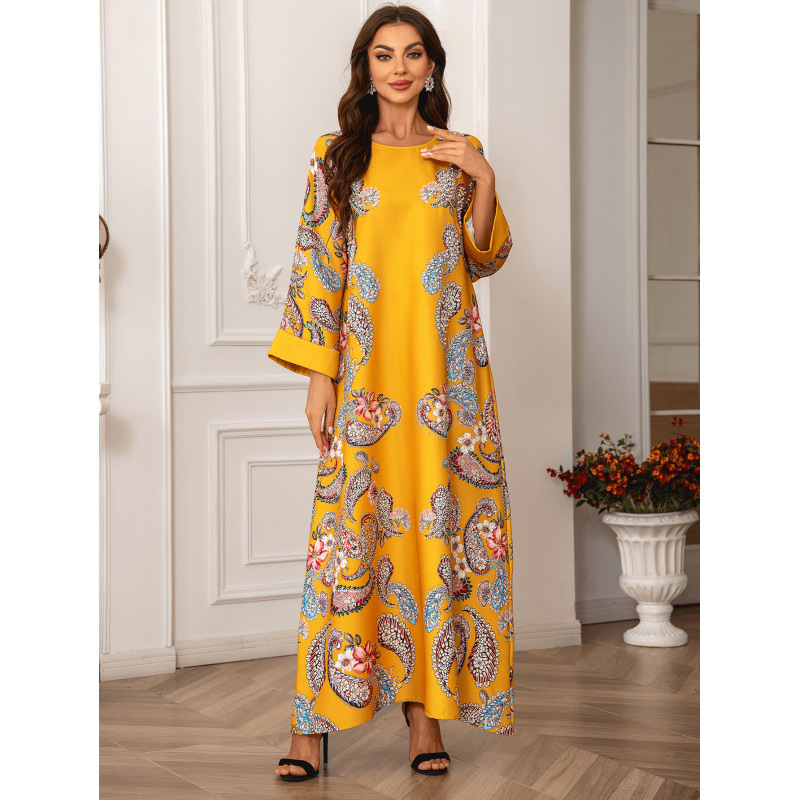 رداء نسائي نمط عربي، بياقة دائرية،  فستان منزلي بأكمام طويلة، مزين بنقش من الزهور البارزة وخرز ماسي  