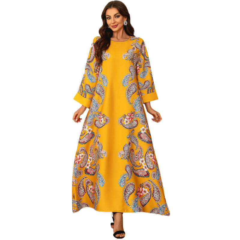 رداء نسائي نمط عربي، بياقة دائرية،  فستان منزلي بأكمام طويلة، مزين بنقش من الزهور البارزة وخرز ماسي  