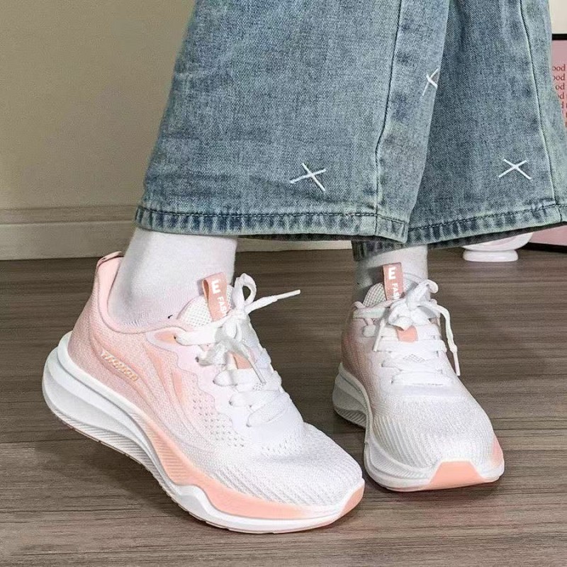 أحذية رياضية نسائية للطالبات