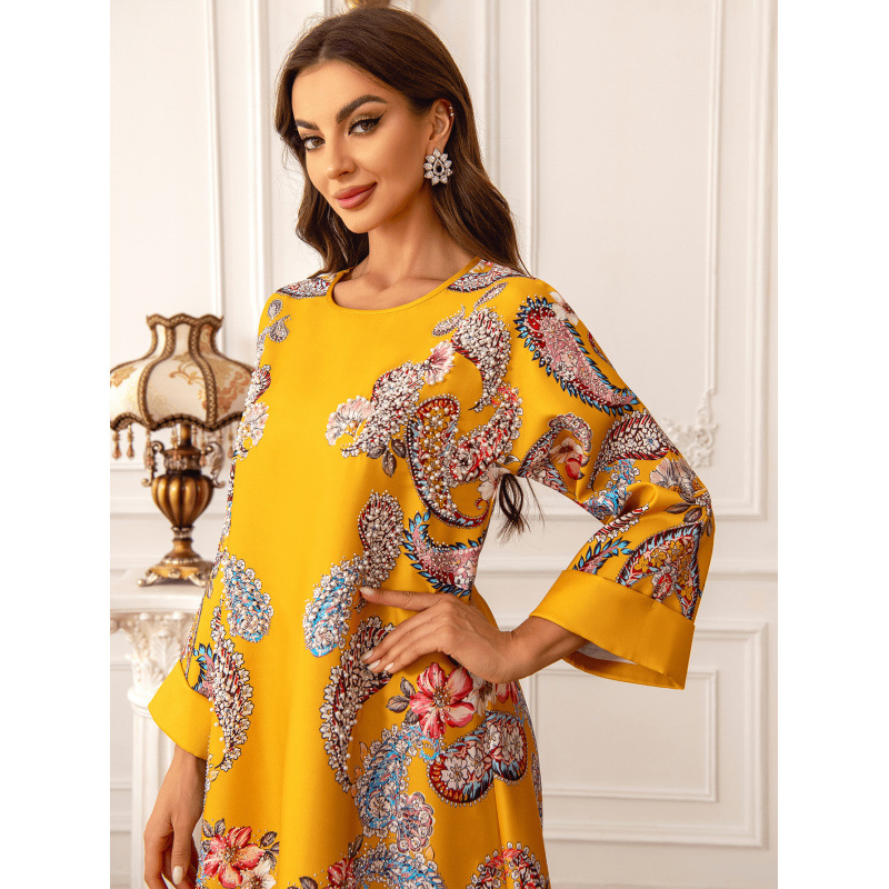 رداء نسائي نمط عربي، بياقة دائرية،  فستان منزلي بأكمام طويلة، مزين بنقش من الزهور البارزة وخرز ماسي  