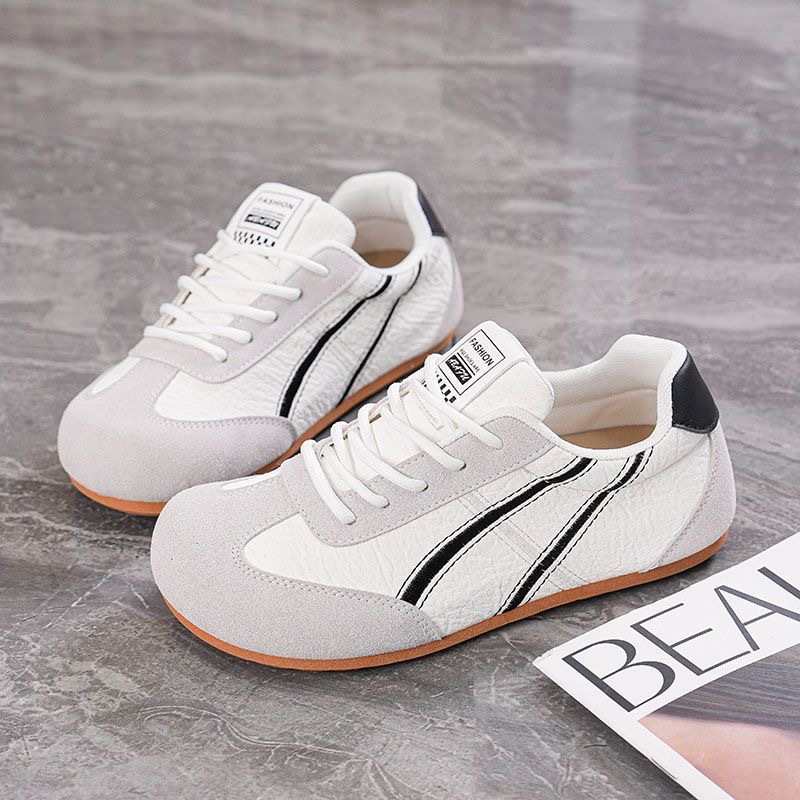 أحذية نسائية بيضاء أنيقة متعددة الاستخدامات