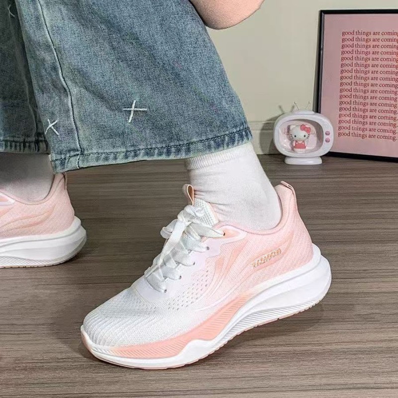 أحذية رياضية نسائية للطالبات