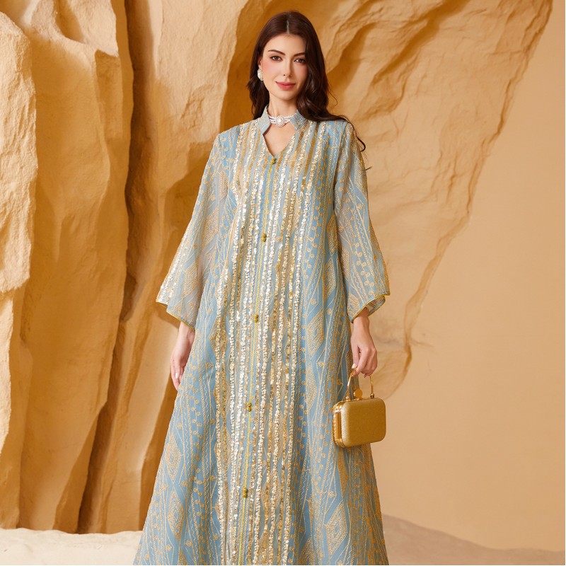 فستان سهرة عربي مزين بتطريزات كبيرة من الخرز والترتر