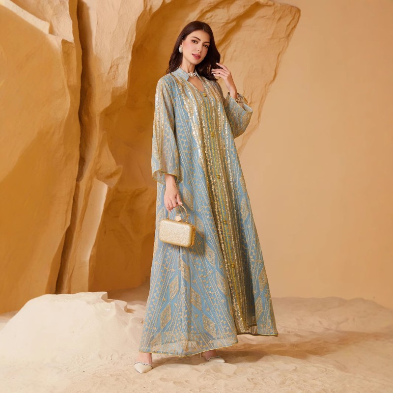 فستان سهرة عربي مزين بتطريزات كبيرة من الخرز والترتر