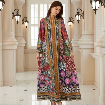 تصميم عربي بنمط تقليدي، بياقة على شكل حرف V، وأكمام طويلة، وتنورة طويلة مطبوعة، وجلابية واسعة فضفاضة، ملابس نسائية